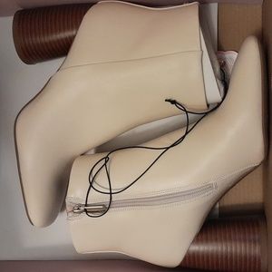 Sam & Libby "Carlson" boots. Vanilla off white color. Size 7.5 NIB.